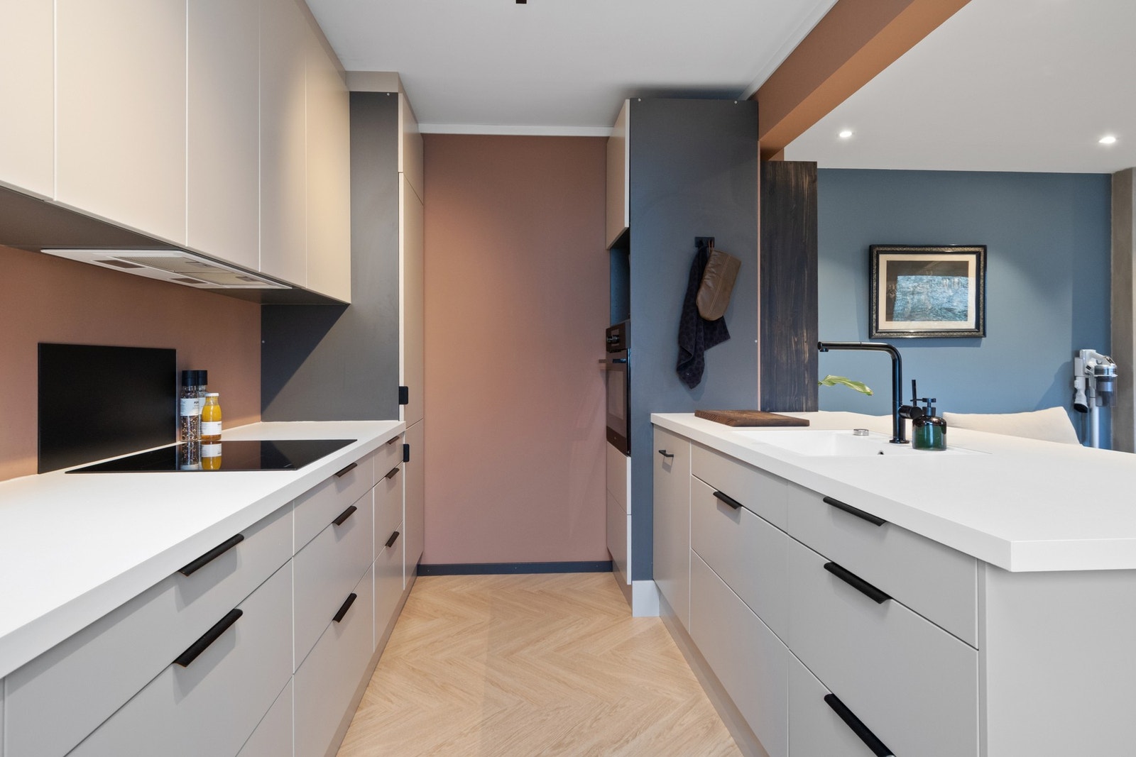 Innredningen fra Epoq har lyse, glatte fronter, soft-close, takhøye skap og hvit, ekstra dyp benkeplate med planlimt, hvit kum og sort armatur. Galleribilde
