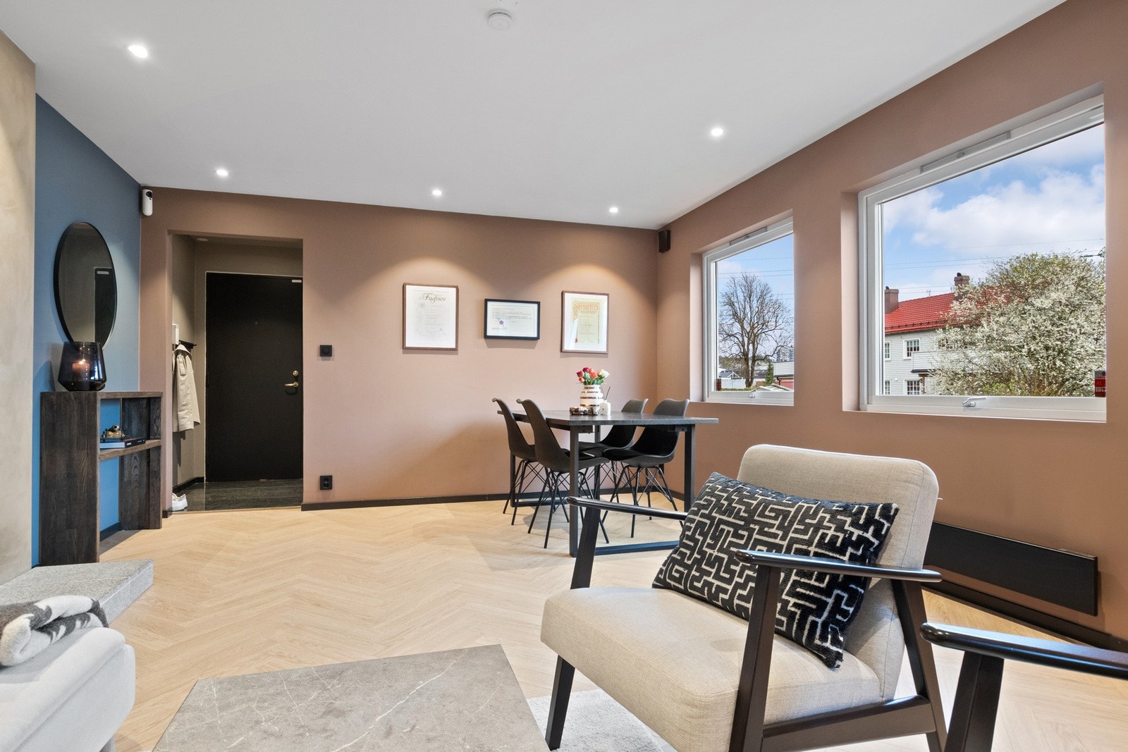 På gulvet ble det lagt moderne fiskebeinslaminat, og rommet er listefritt rundt vinduene og opp mot himlingen. Galleribilde