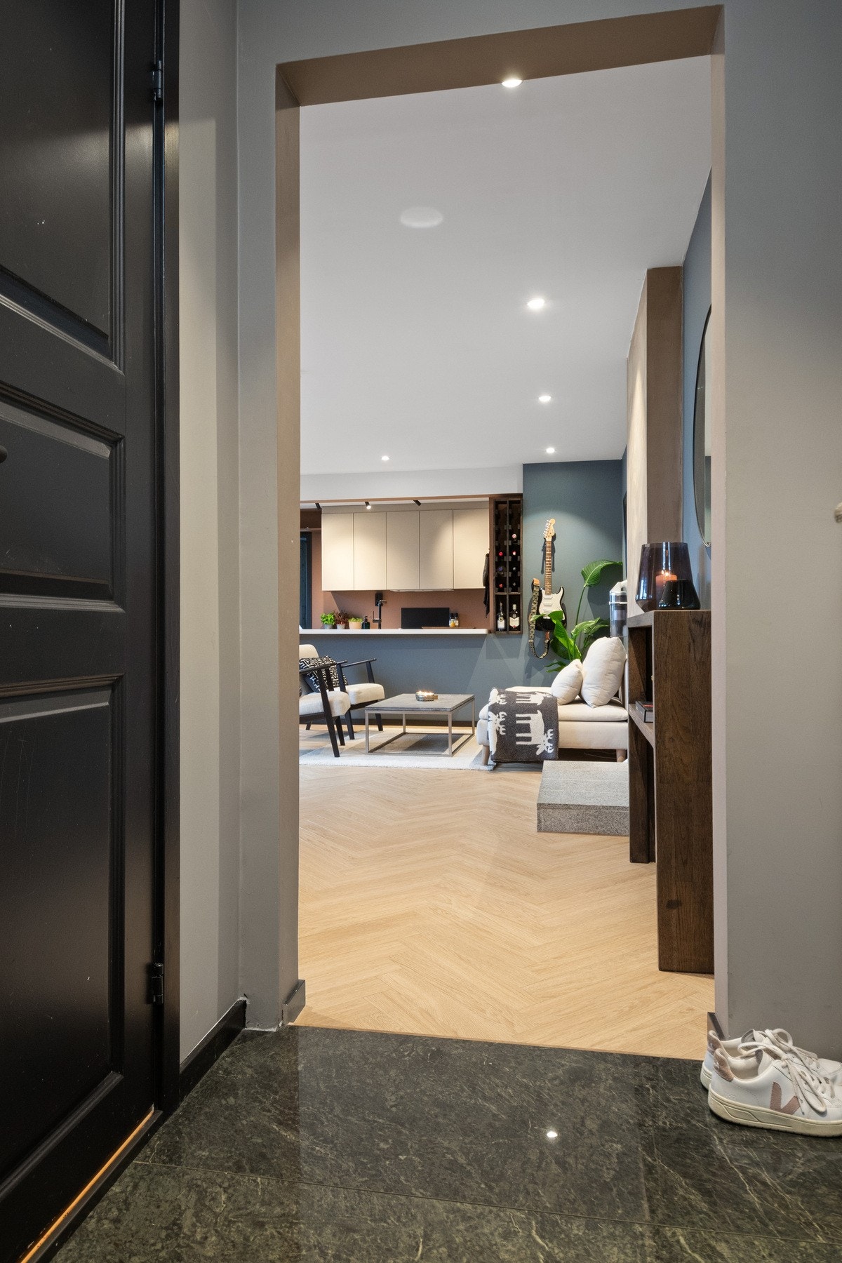 Pen entré med lysmalte vegger og mørke, lekre fliser på gulvet. Galleribilde