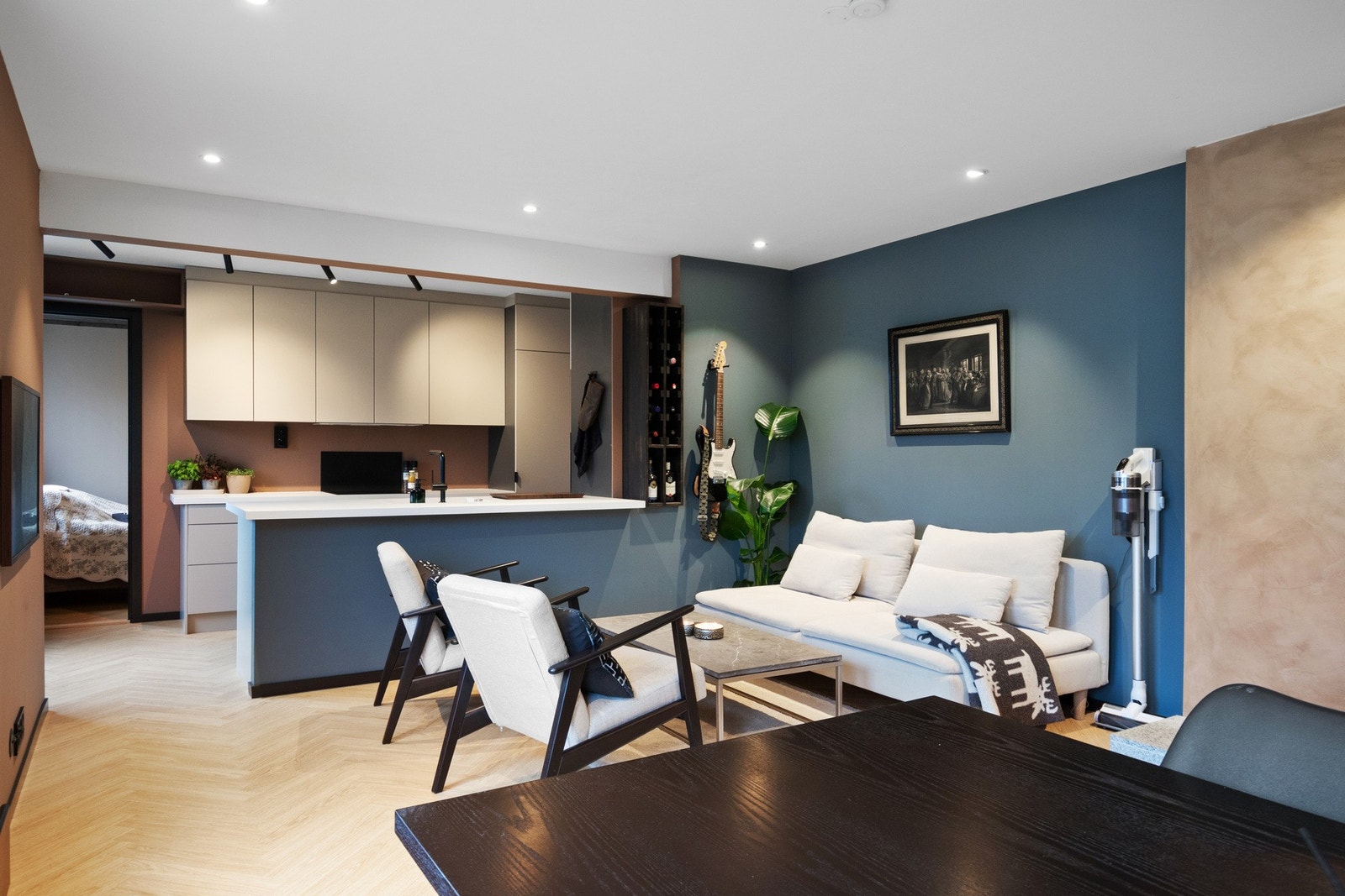 Himlingen ble senket og utstyrt med downlights med dim-to-warm funksjon som setter den rette stemningen på kveldstid. Galleribilde