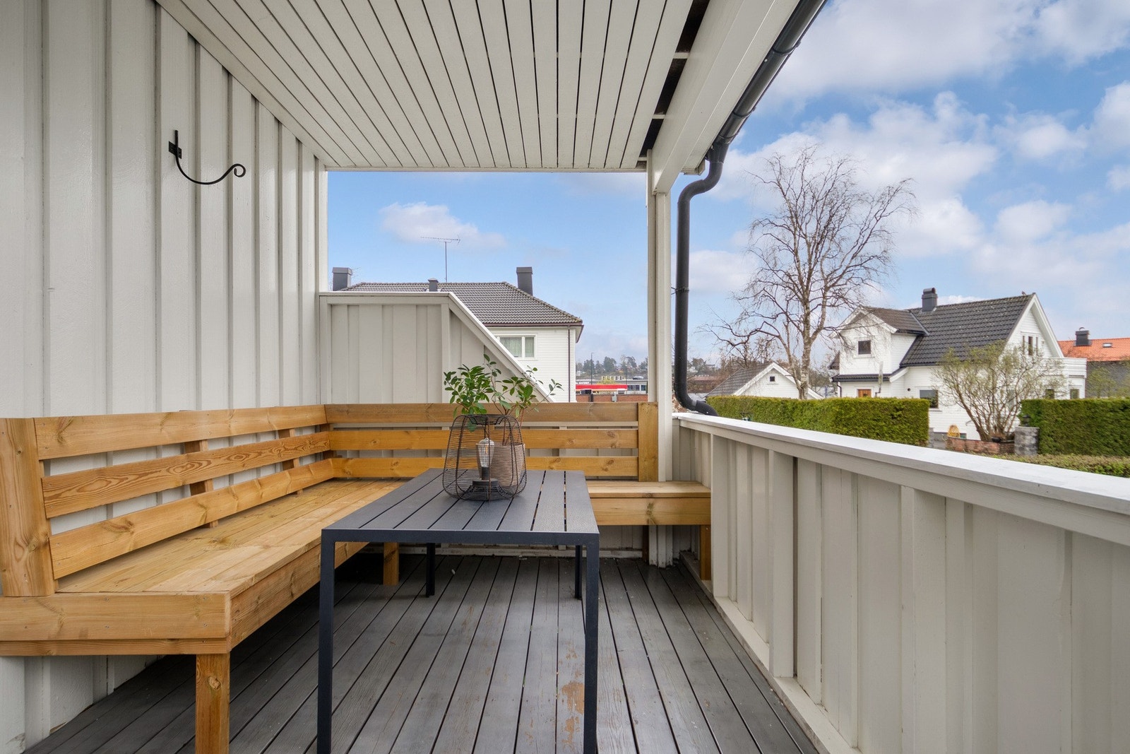 Leiligheten har utgang fra soverommet til en sydvendt, overbygd balkong med trapp ned til en lun markterrasse. Galleribilde