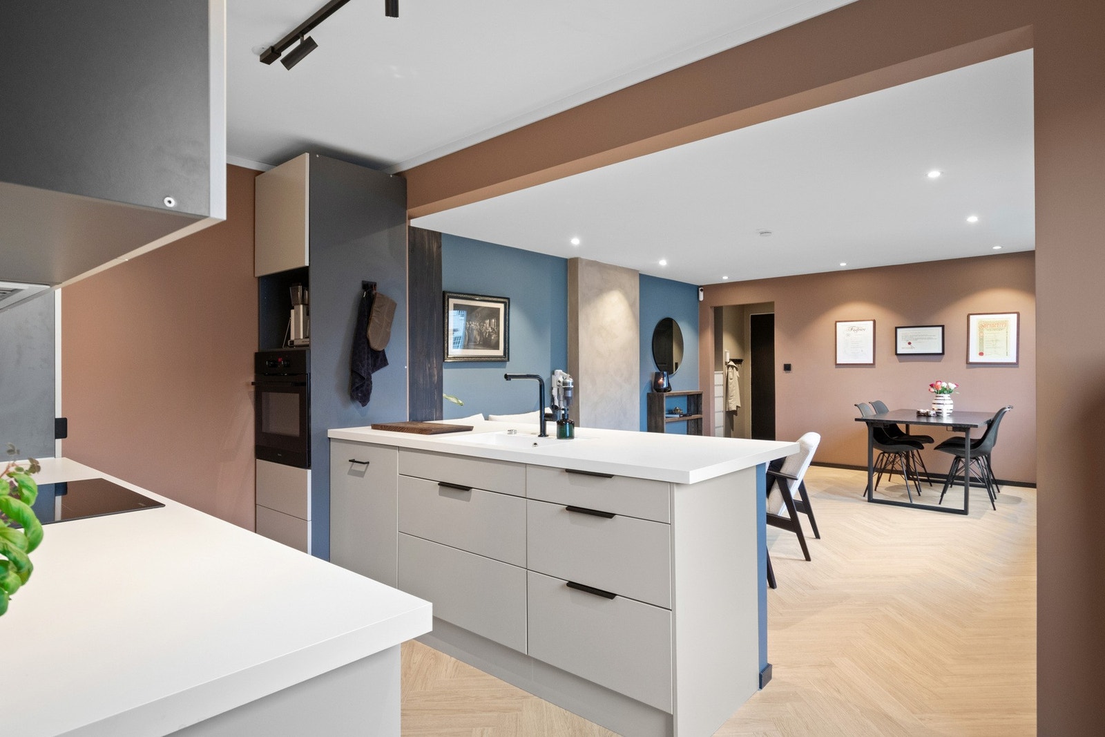 Stuen ligger i åpen løsning med kjøkkenet, og sammen danner de et lekkert og tidsmessig allrom med lun atmosfære. Galleribilde