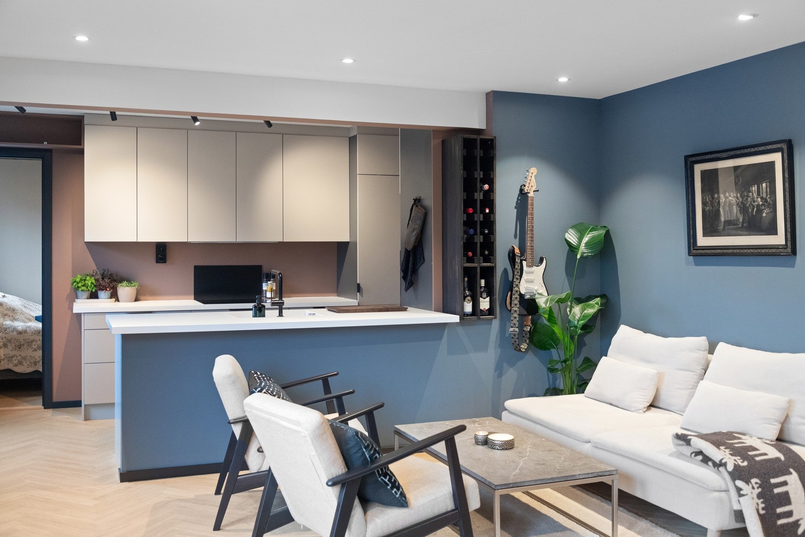 Kjøkkenet, som var nytt i 2023, har et smakfullt og moderne design med gode benkeflater og mye oppbevaringsplass. Galleribilde