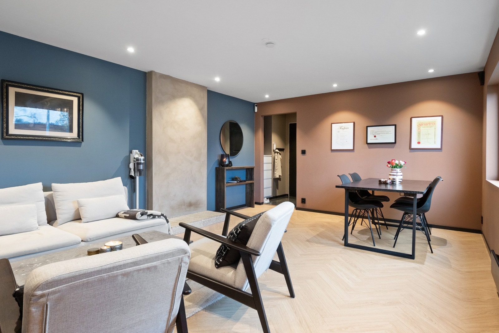 Det er god plass til sofagruppe, lenestoler og tv-/mediastasjon, og det er i tillegg rom for å samle gjester til hyggelige måltider rundt et spisebord. Galleribilde