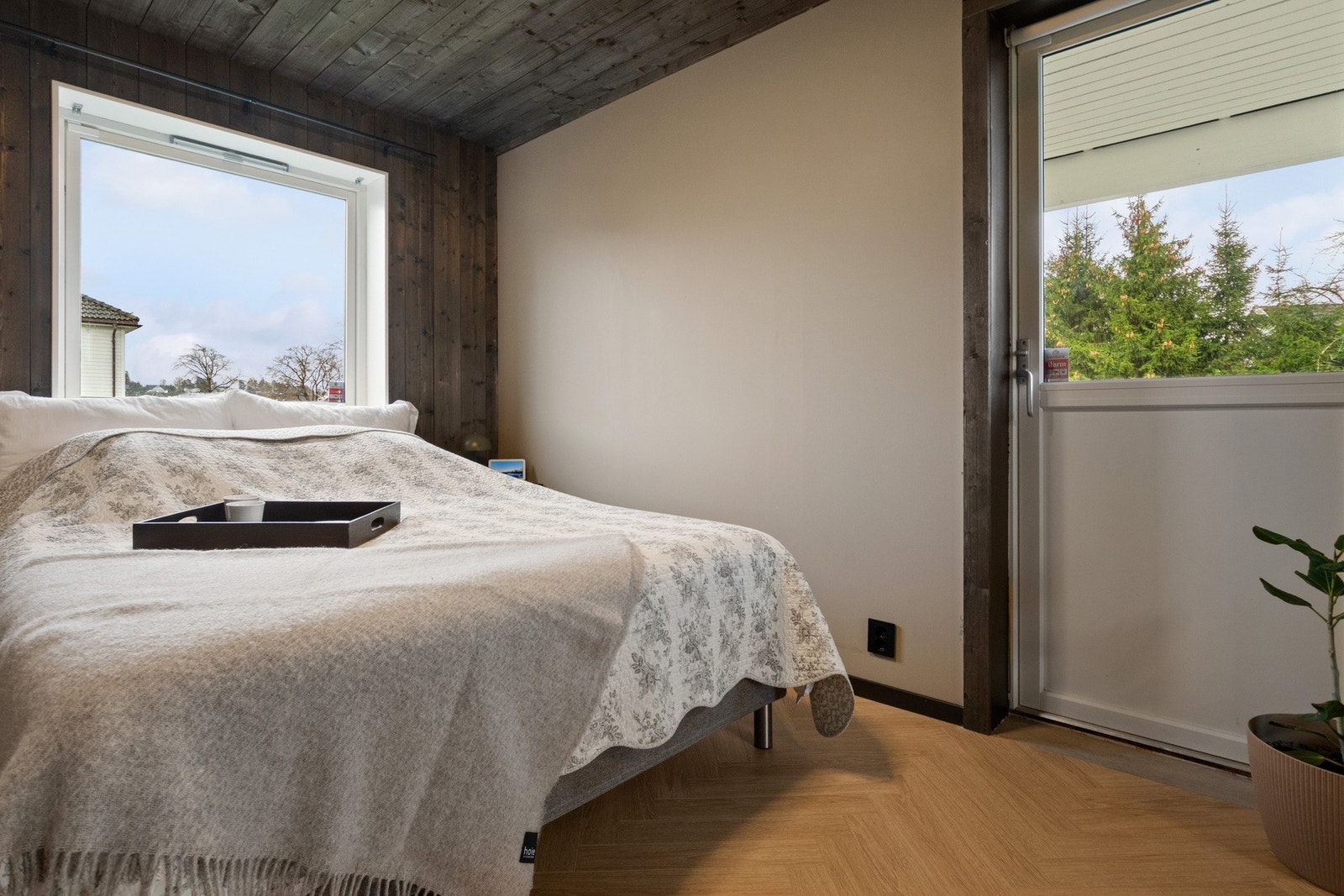 Det er moderne fiskebeinslaminat på gulvet, og via en balkongdør fra 2020 er det utgang til en sydvendt, overbygd balkong. Galleribilde