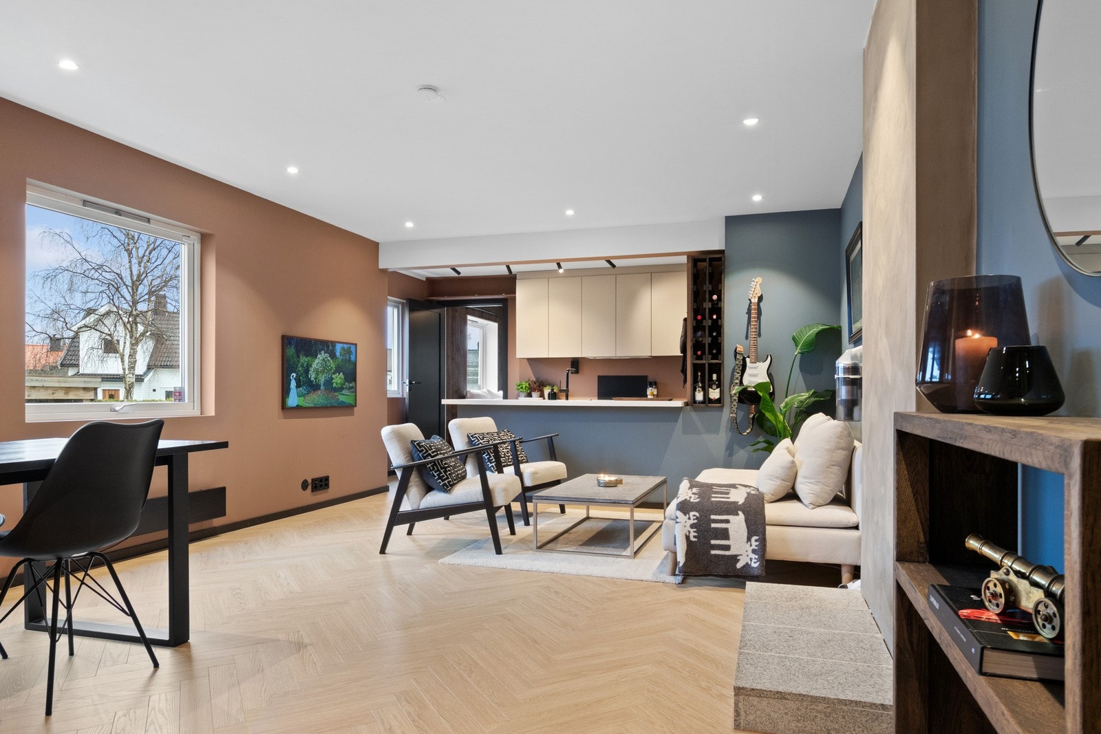 I 2022 ble det åpnet opp mellom sonene ved å fjerne en vegg, og på samme tid ble alle overflatene fornyet med gips og delikate farger. Galleribilde