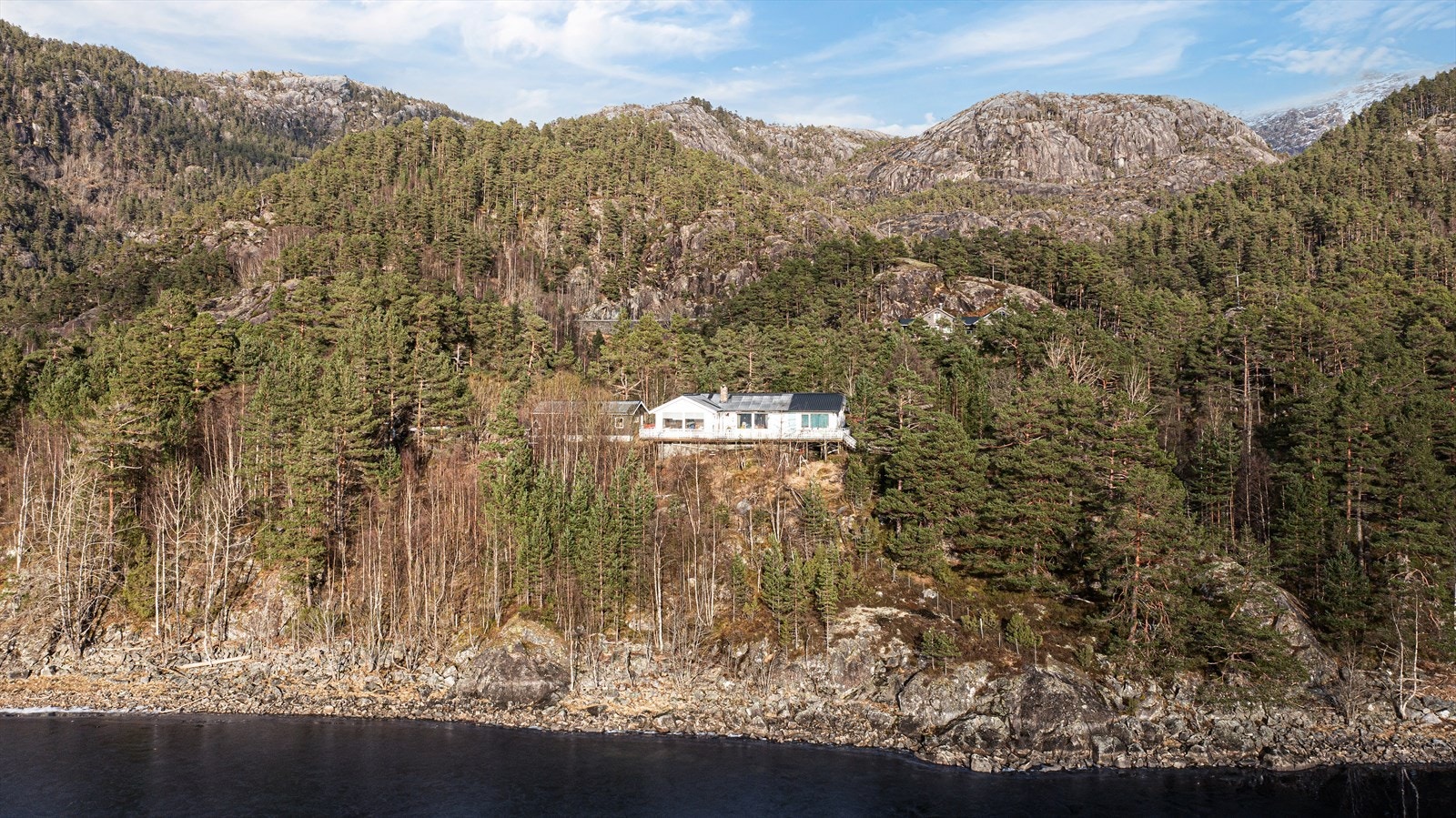 Ca 12-15 minutters gange til Rullestad og ca 20 minutters gange til Fjæra. Påfyll av dagligvarer kan gjøres hos Joker Skarsmo eller Joker Åkrafjorden, begge beliggende ca 15 minutter med bil fra hytta. Galleribilde