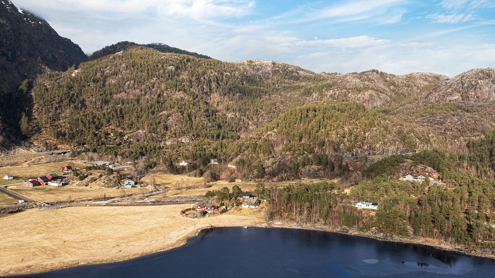 Området byr på flott, helårs turterreng. Røldal Skisenter ligger ca 25 minutter unna med bil. Korlevoll skistadion på Seljestad, ca 18 minutter med bil. Galleribilde