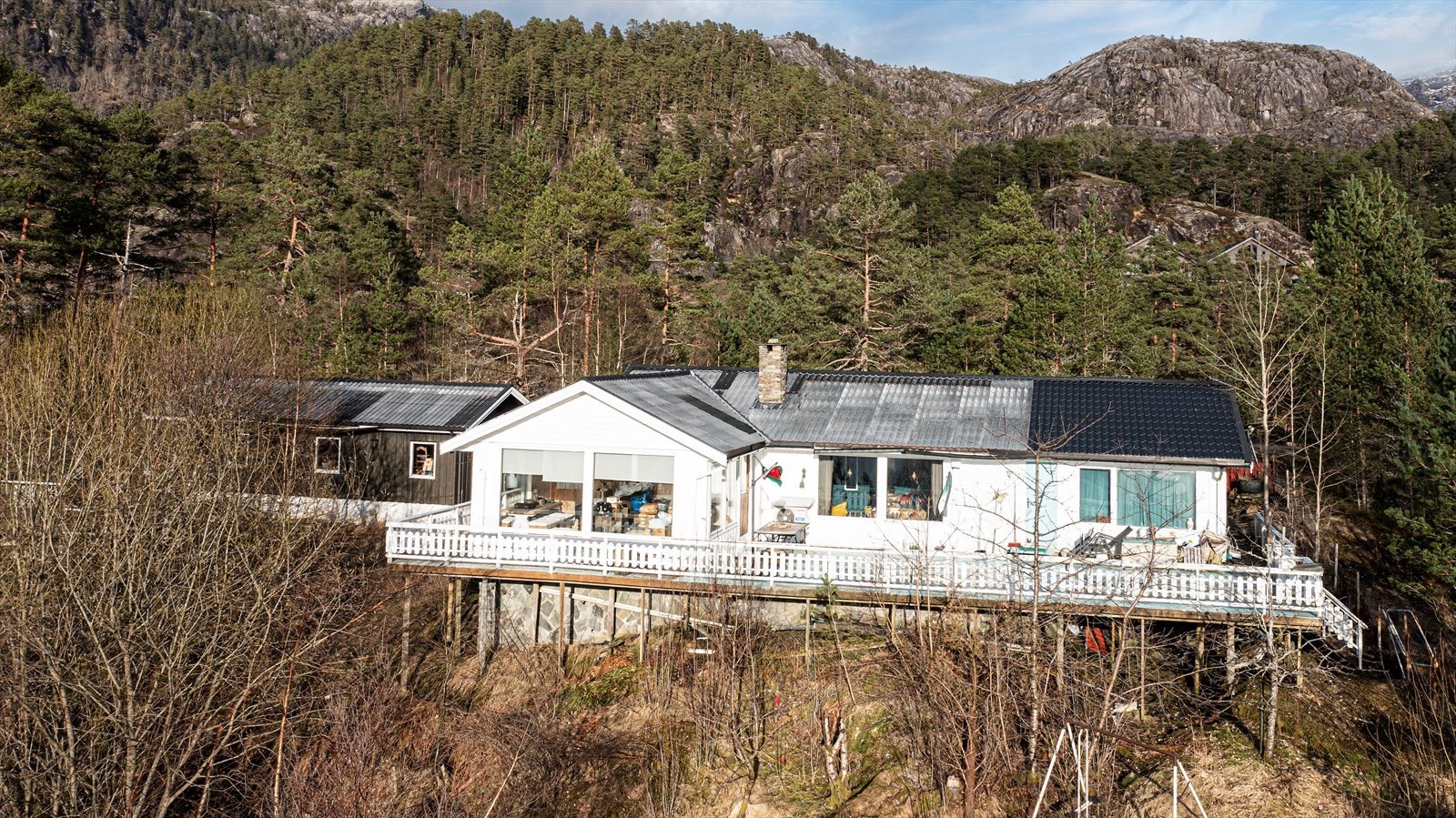 Eiendommen nyter en fantastisk og rolig beliggenhet i hjertet av Etne kommune, og tilbyr en herlig balanse mellom landlig idyll og kort kjørevei til nødvendige fasiliteter. Galleribilde