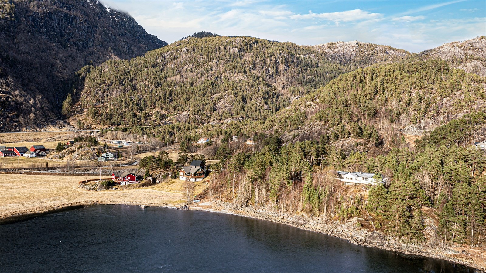 I Rullestadvegen 49 har du naturen tett på, med tilgang til både fjell og sjø. Etne er kjent for sin imponerende natur, og du finner flere populære friluftsområder i nærområdet, ideelt for både korte turer og lengre ekspedisjoner. Galleribilde