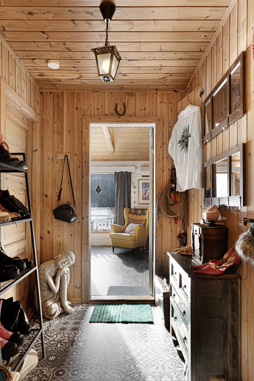 Det er god plass til yttertøy og sko i entré og ganger. Galleribilde