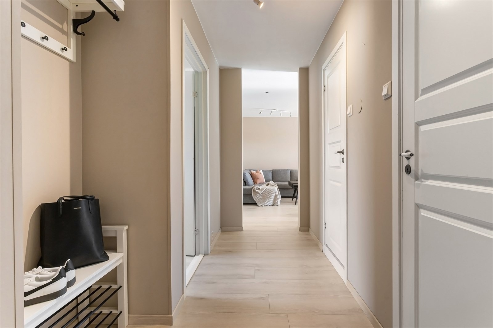 Romslig hall med plass til å henge av seg yttertøy. og øvrig. Galleribilde