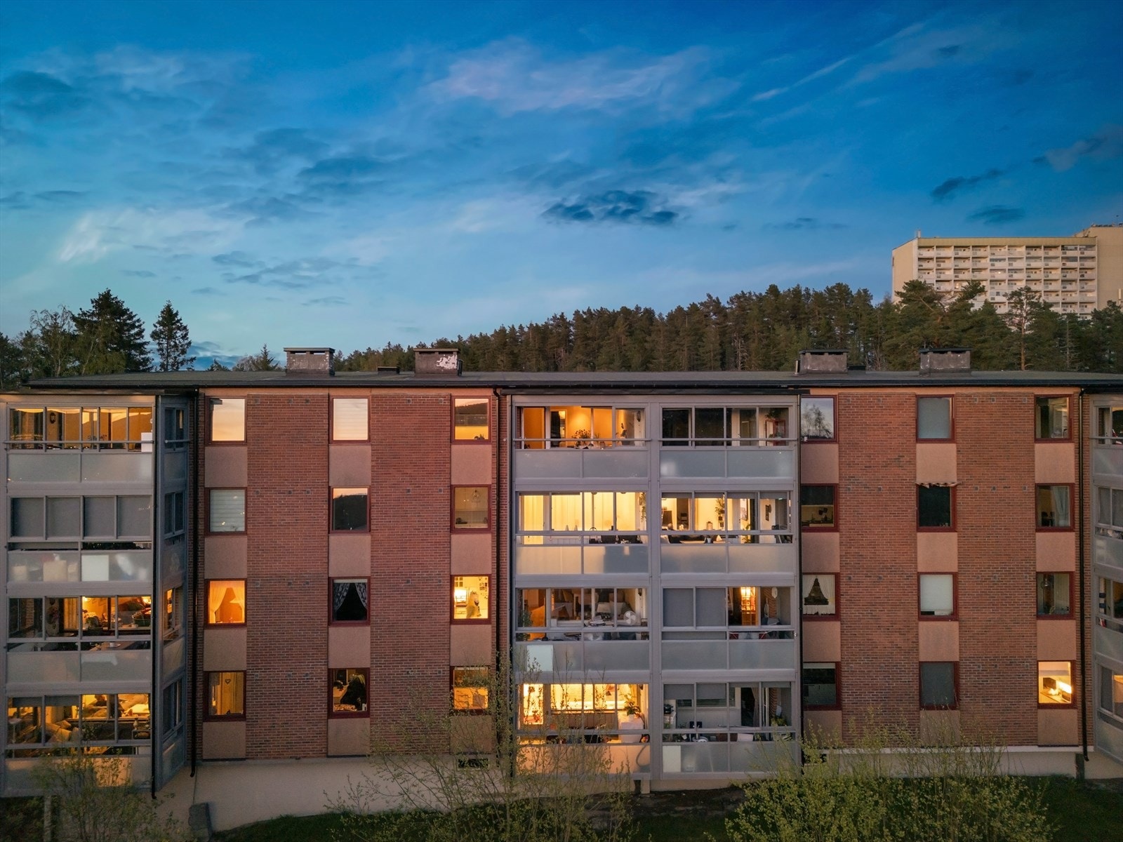Fasade - kveld. Galleribilde