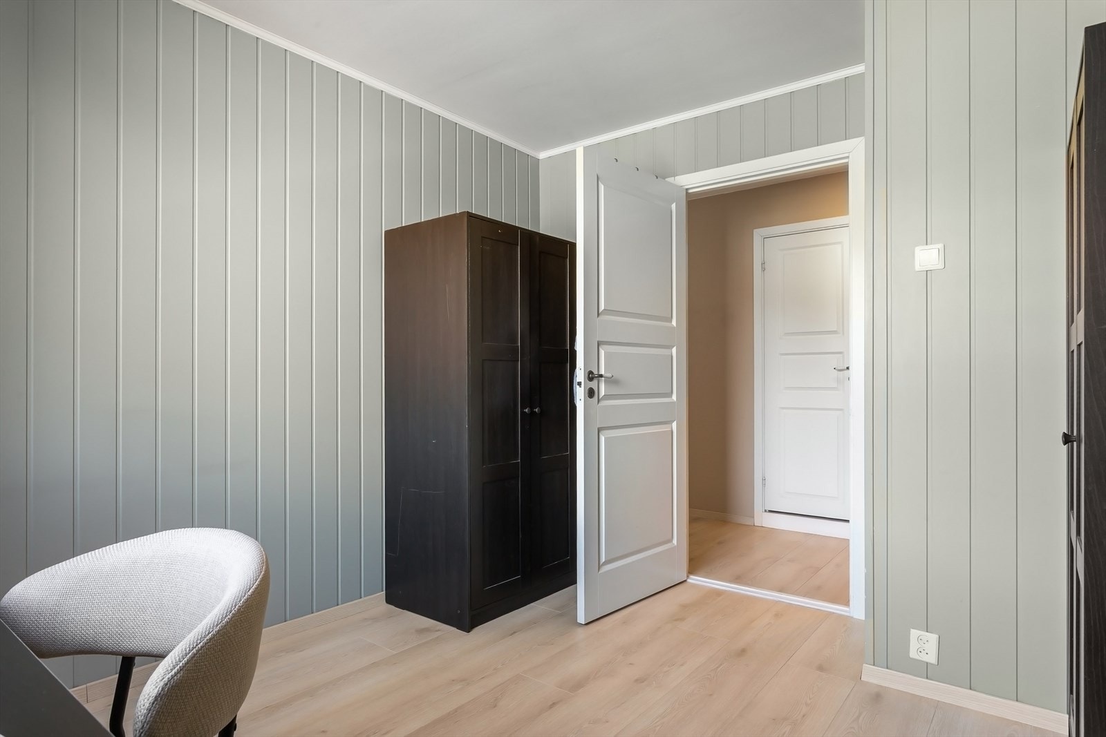 Plass til oppbevaringsmøblement, seng og skrivebord. Galleribilde