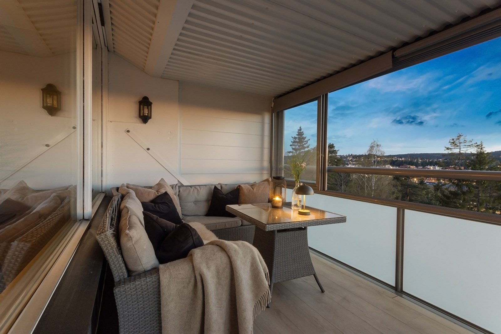 Rikelig med plass til ønsket utemøblement som sittegruppe og øvrig. Galleribilde