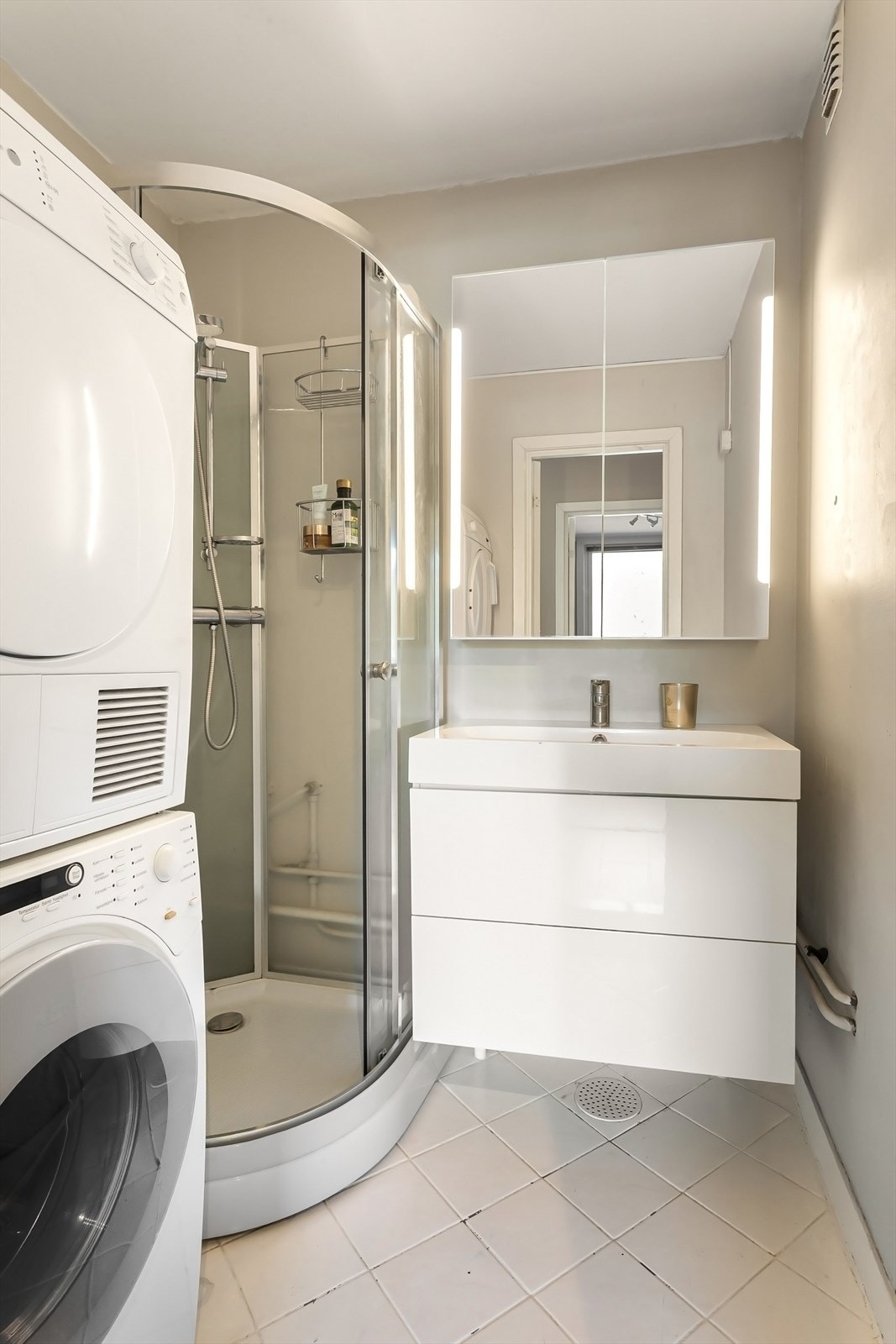Badet er ifølge eier modernisert i 2018/2019 og består av flislagte gulv og servant med overskap. Dusjkabinett og opplegg for vaskemaskin. Galleribilde
