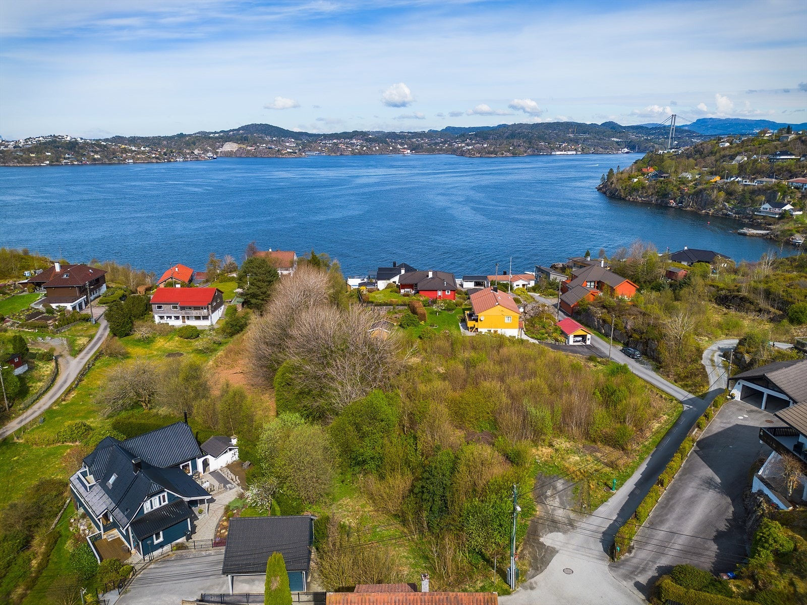 Flere flotte turområder, med kort vei til Lyderhorn og til Alvøen. Det er også kort vei til sjøen og marinaen i Breivika. Galleribilde