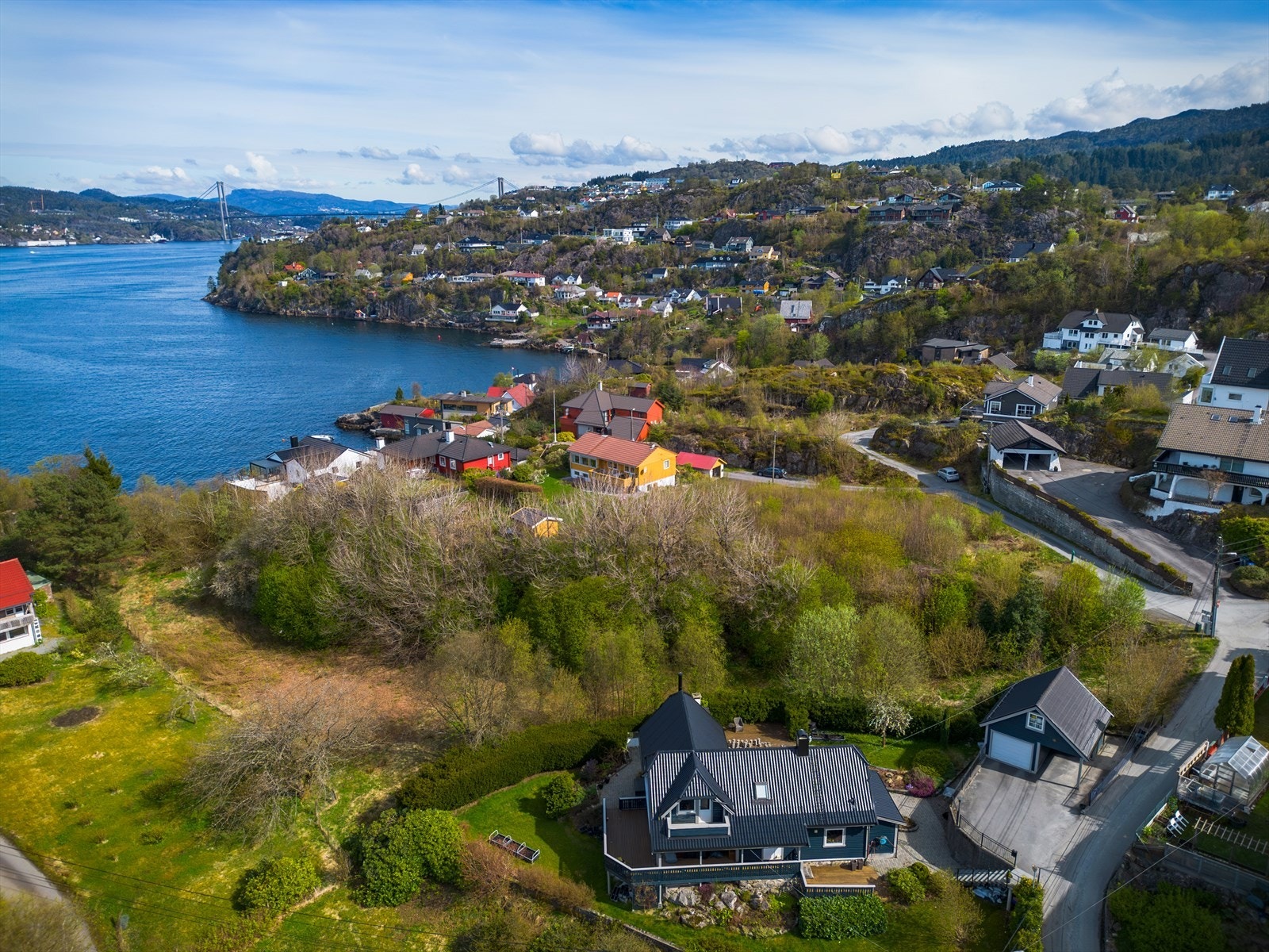 Eiendommen liger i et barnevennlig og rolig område. Kort kjøreavstand til Drotningsvik Senter med fasiliteter som dagligvarebutikk, flere restauranter, post, bakeri, frisør, mm. Kort kjøreavstand også til Vestkanten Storsenter. Galleribilde