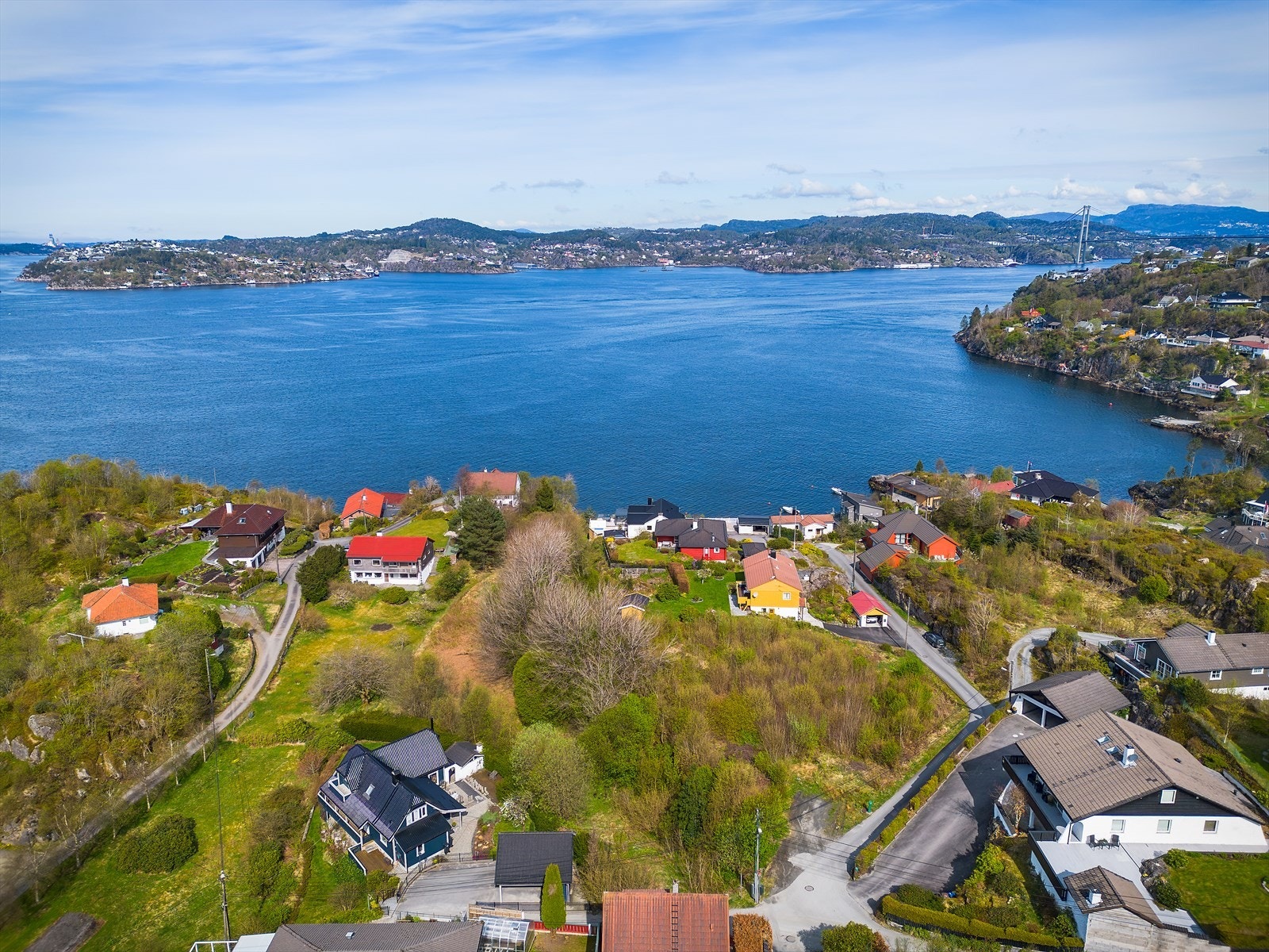 Tomt med rammetillatelse for to eneboliger, med flott beliggenhet i Godvik. Barnevennlig, solrikt og med noe utsikt mot sjø. Galleribilde