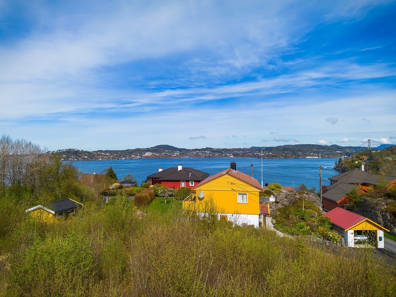 Bildet er tatt fra tomten og viser noe av utsikten. Bygger man hus vil høyden naturlig nok påvirke hvordan utsikten blir. Galleribilde