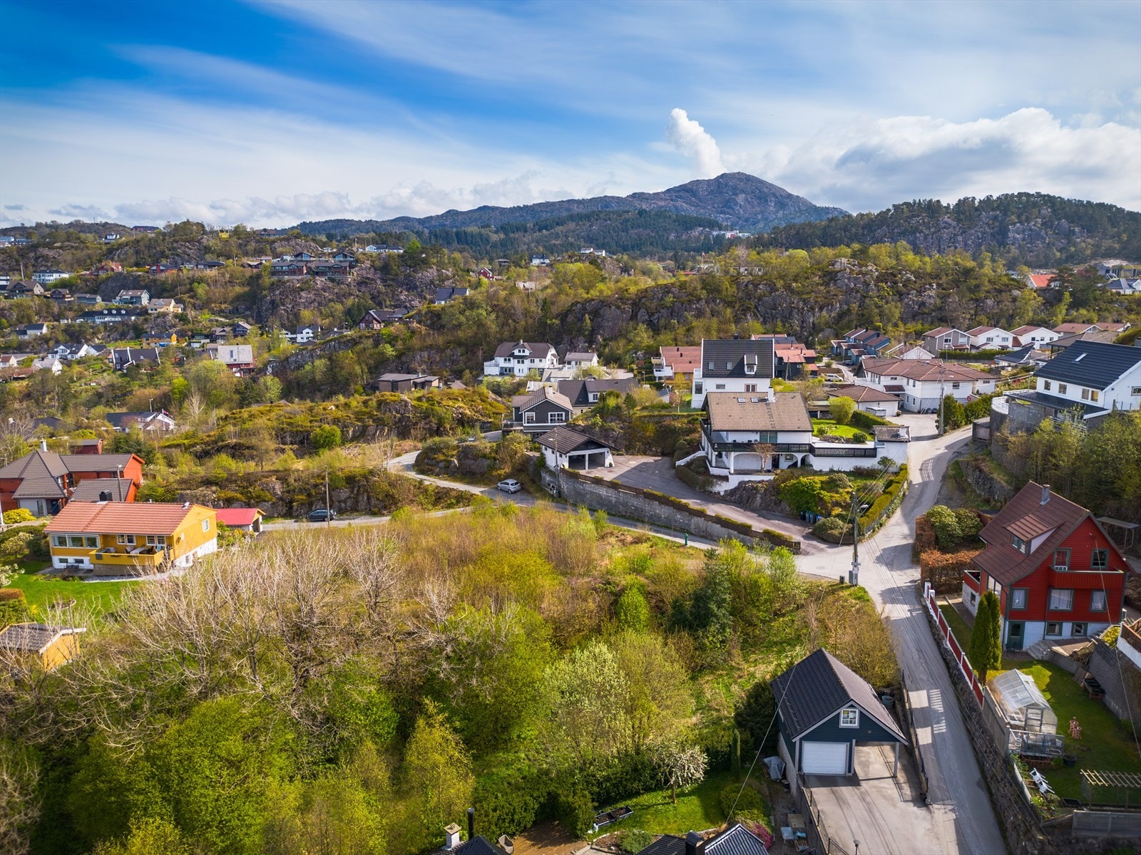 Mange skoler i bydelen med blant annet Kjøkkelvik Skole, Alvøen Skole, Olsvik Skole og Olsvikåsen videregående skole m.m. Lyderhorn i bakgrunnen. Galleribilde