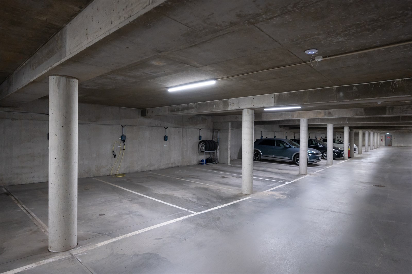 Parkeringsanlegg like ved der det medfølger en parkeringsplass til leiligheten Galleribilde