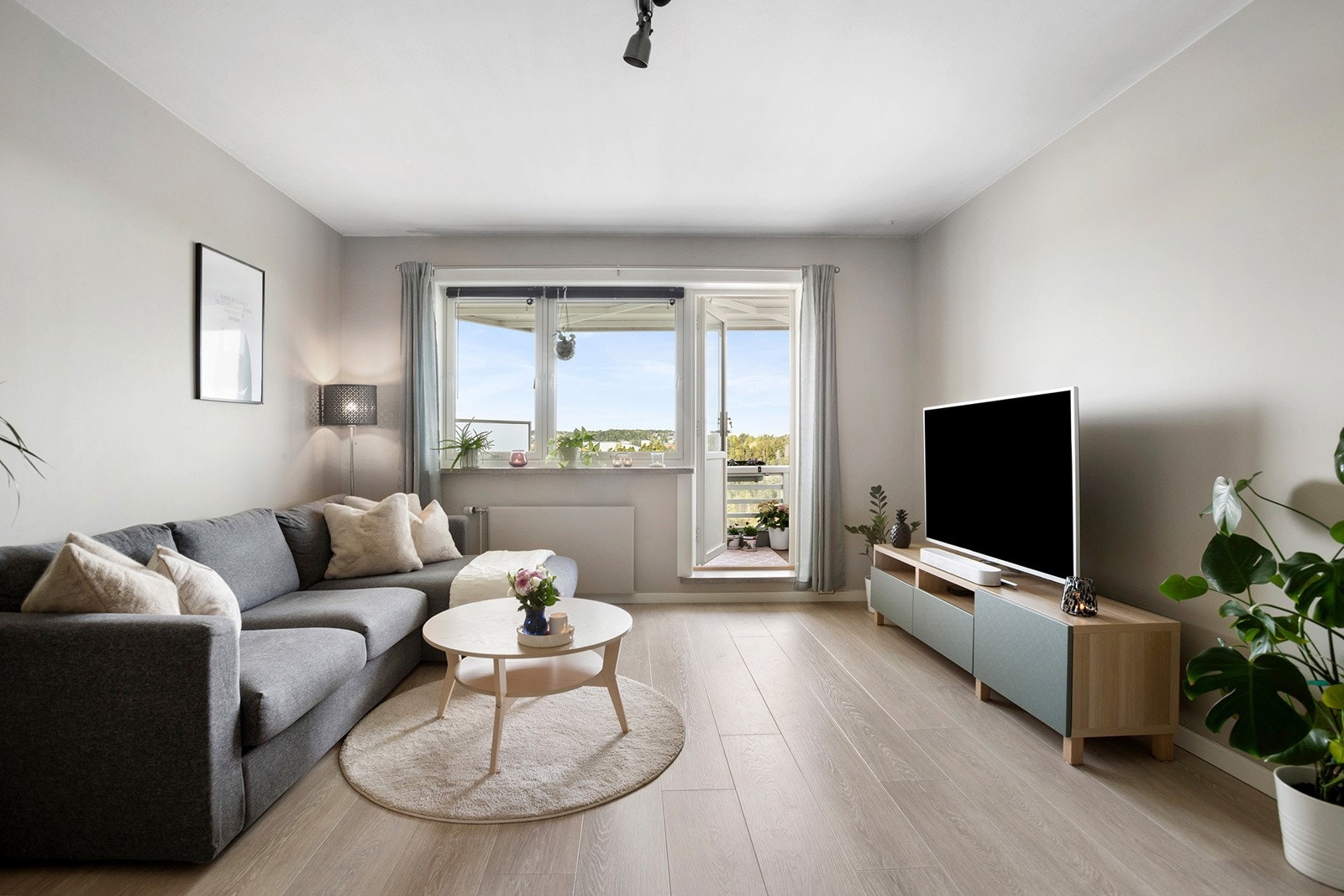 Store vindusflater gir rikelig med naturlig lys, og rommet har utgang til en vestvendt balkong på ca. 9 m² Galleribilde