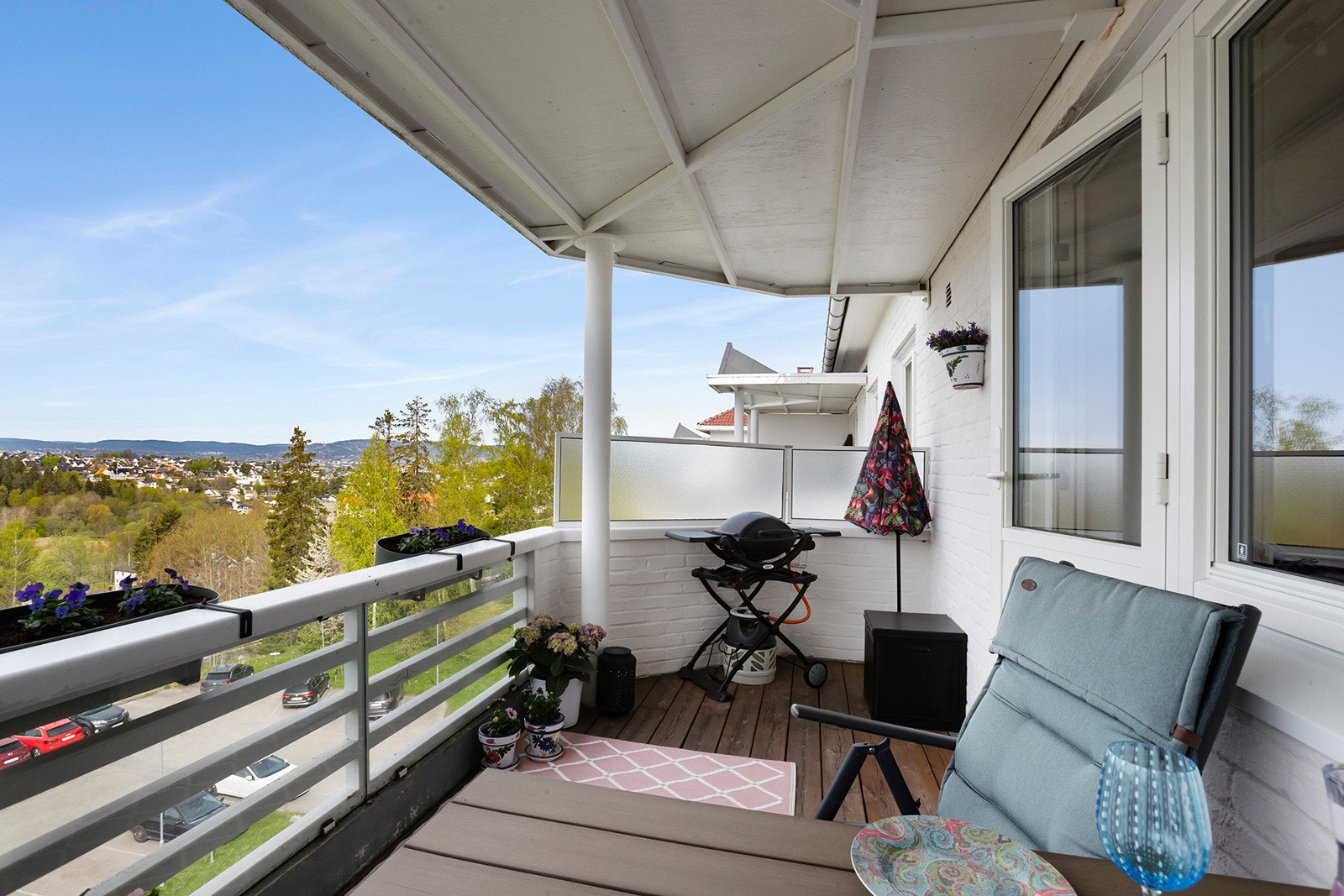 Solrik balkong med plass til sittegruppe og grill. Galleribilde