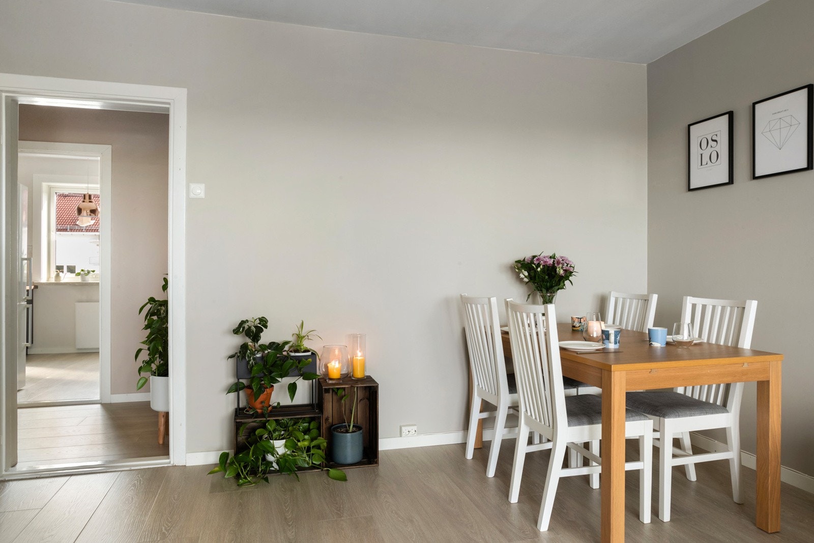 Overflater med laminat på gulv og malte flater på vegg og tak. Nytt gulv fra 2020. Galleribilde