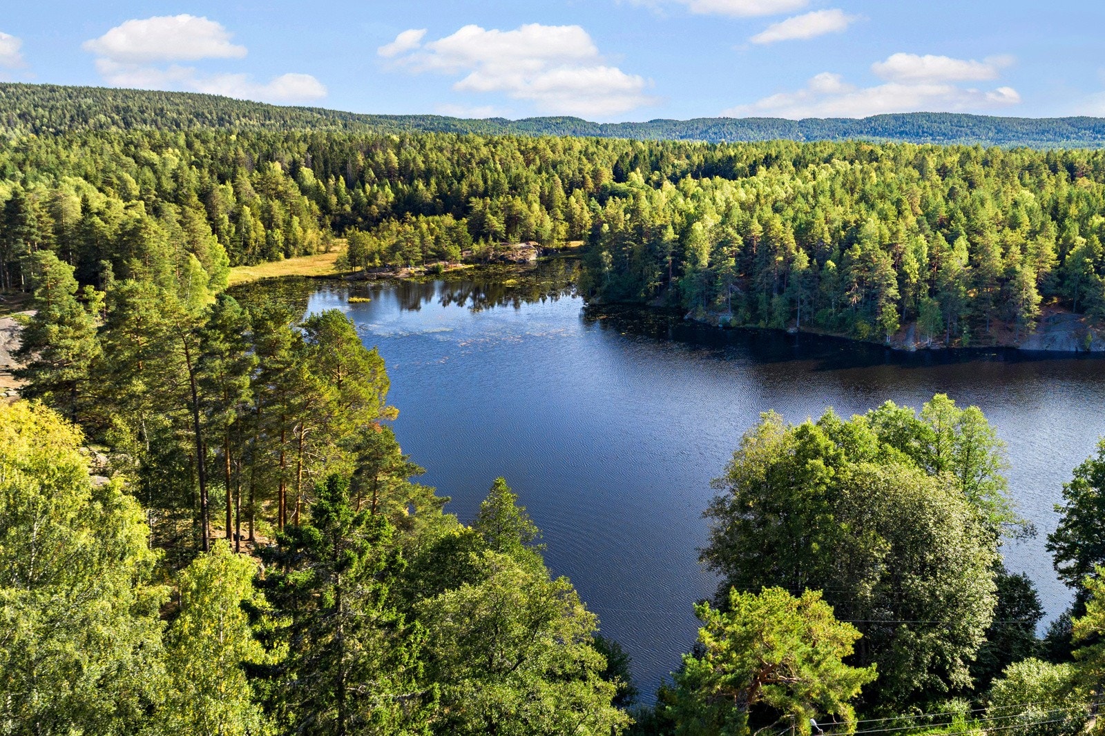 Ulsrud vannet er et idyllisk markavann med brygger, sandstrand, fine svaberg å ligge på og godkjent ildsted. Galleribilde