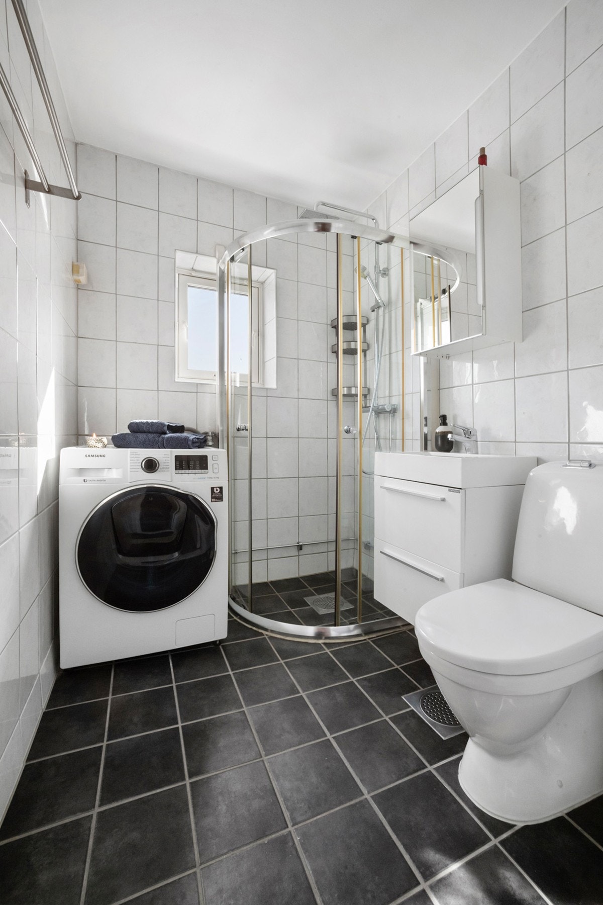 Baderom er opplyst pusset opp i regi av borettslaget i ca. 2002- 2004. Varmekabler og gulvfliser ble skiftet ut i ca. 2015. Galleribilde