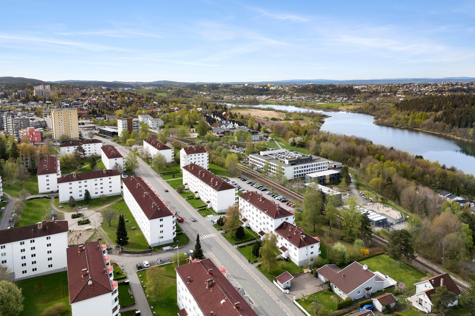 Dronefoto - Her kan du bla. se hvor kort vei det er til Østensjøvannet! Galleribilde