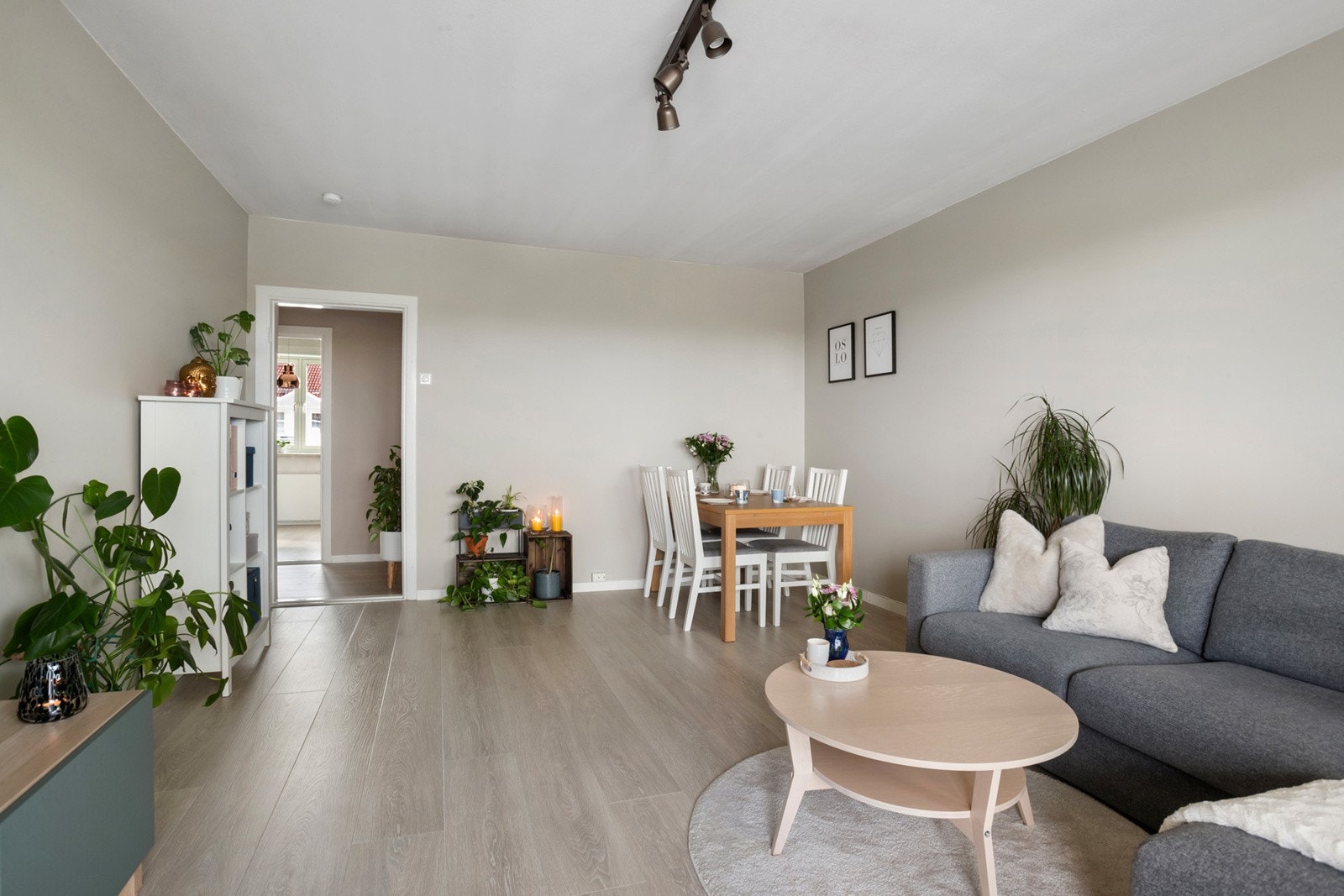 Romslig og innbydende stue med god plass til både sofagruppe og spisebord. Galleribilde