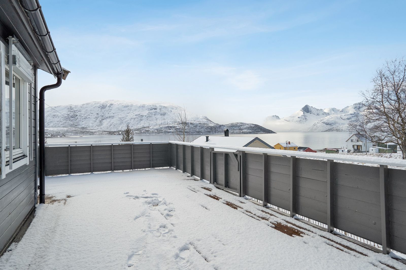 Stor balkong med flott utsikt utover fjord og fjell. Her kan varme sommerdager nytes fullt ut!