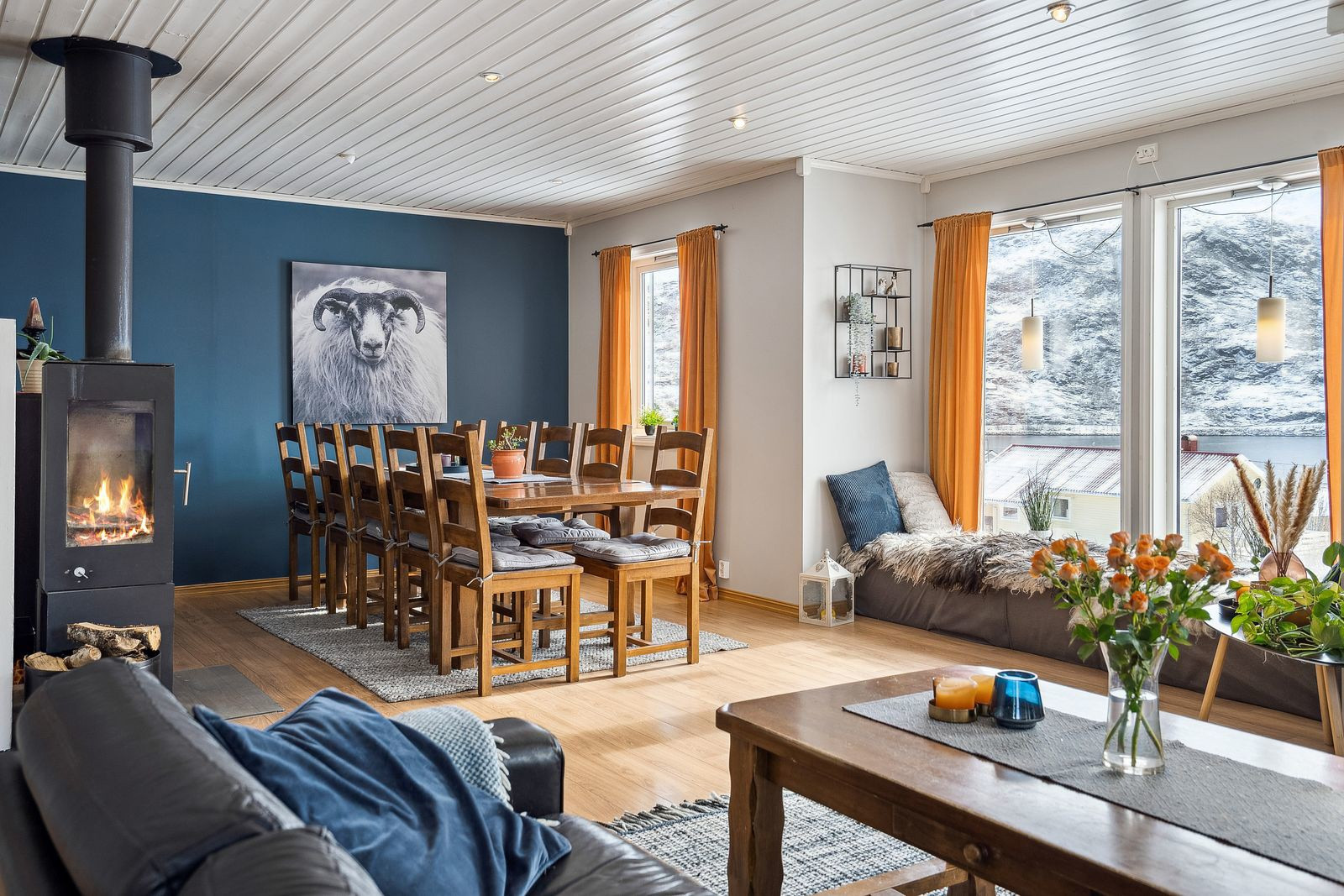 Stilrike fargevalg i flere rom og store vindusflater som gir godt med lysinnslipp i stuen.