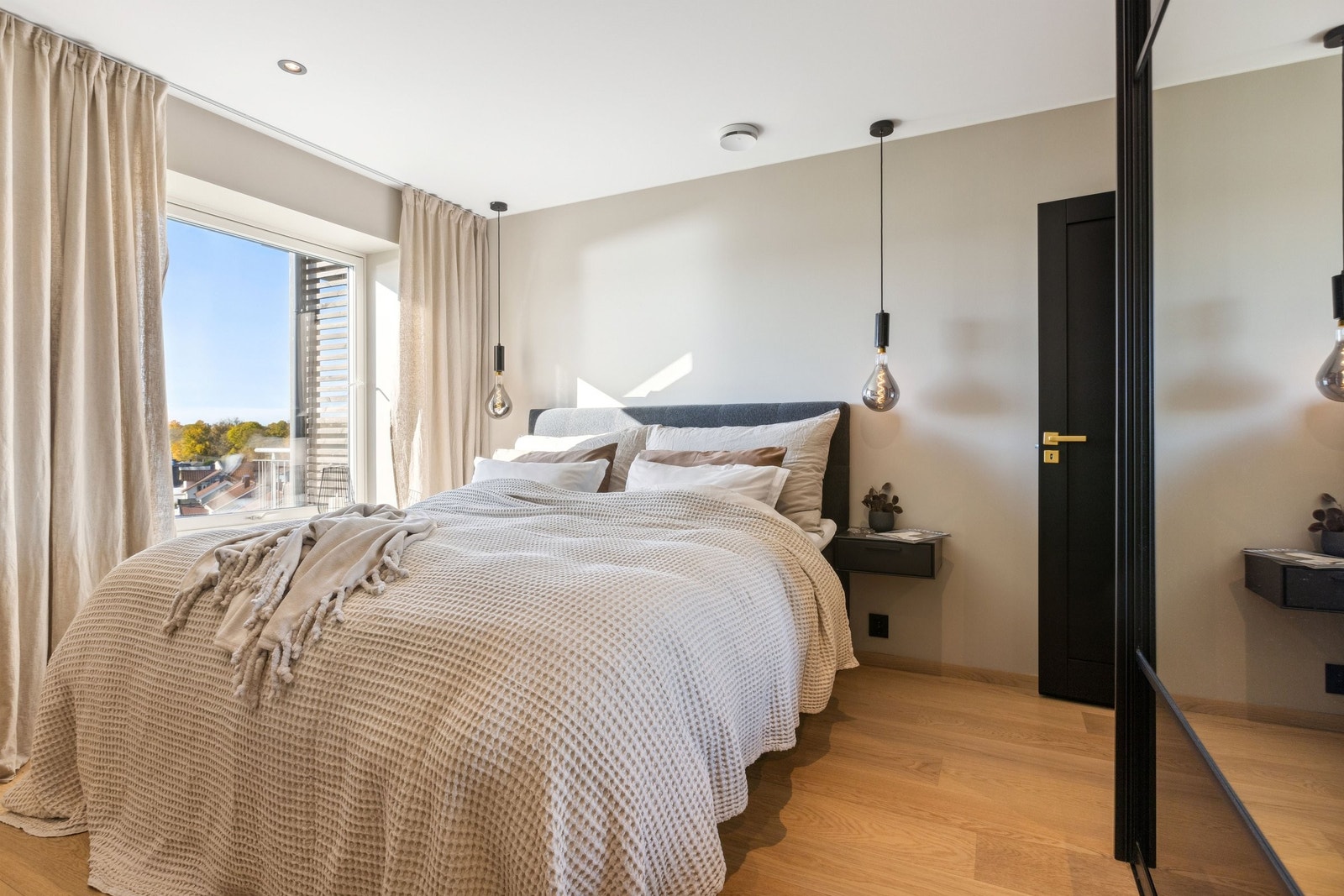 Å sitte i sengen med morgenkaffen og titte ut over dammen og dyrelivet gir en fin start på dagen Galleribilde