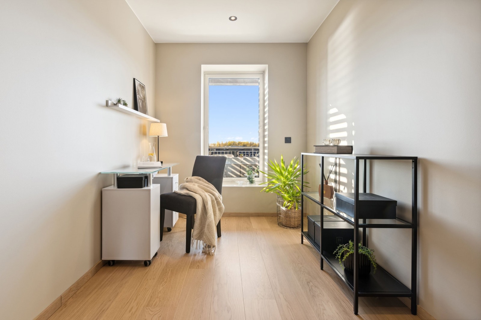 Soverom 2 med utsikt mot parkområde kan også bli et flott kontor Galleribilde