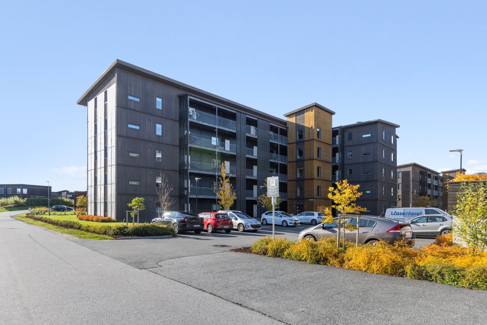 Lukket trappehus med heis og gjesteparkering på utsiden Galleribilde