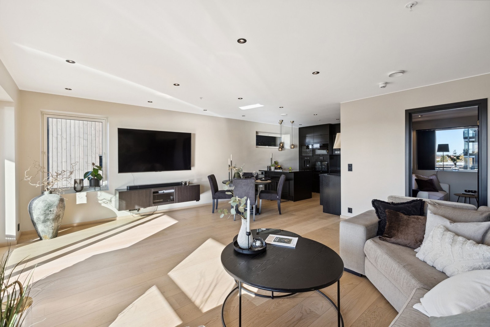 Gjennomgående og med rause vindusflater gir rikelig med godt lys Galleribilde