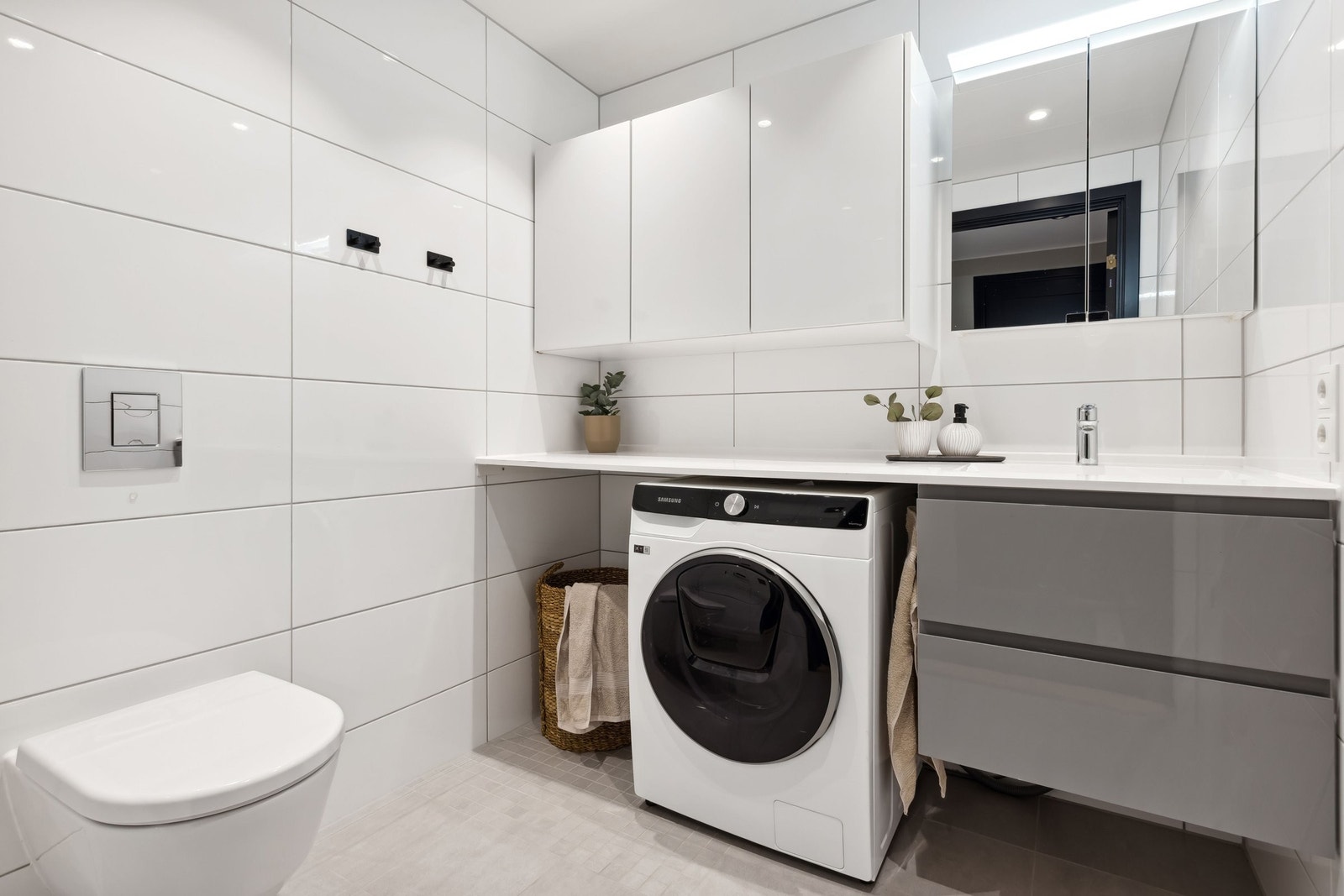 Kombinert bad og vaskerom med godt lys og mye oppbevaring Galleribilde