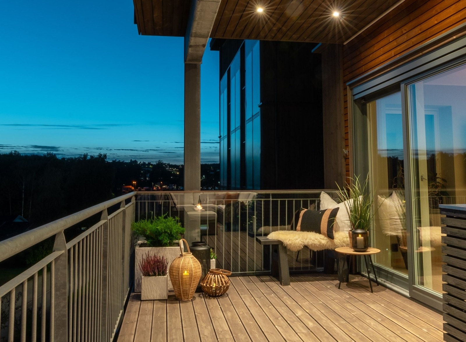 Dimmbare takspotter skaper behagelig lys ute på mørke kvelder Galleribilde