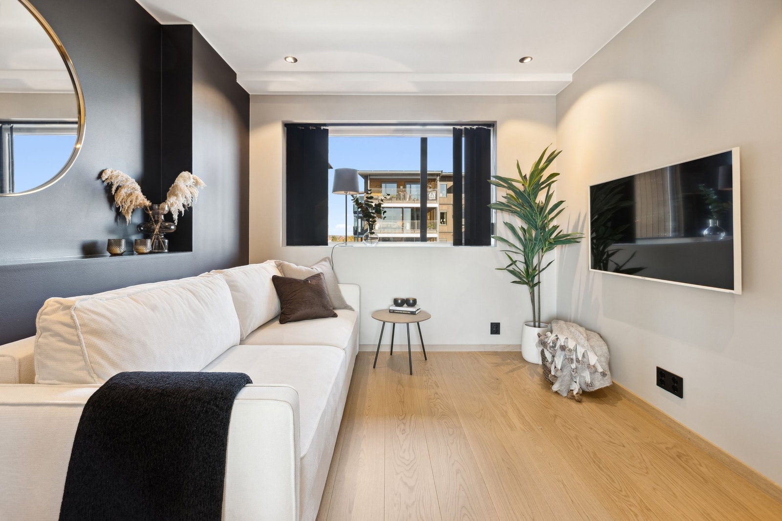 Soverom 3 mot svalgang brukes i dag som ekstra Tv-stue og gjesterom Galleribilde