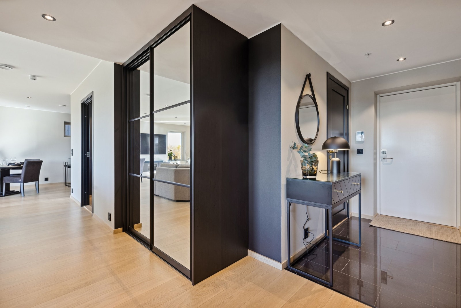 Garderobe med to speildører i gangen som øker romfølelsen. I tillegg er det skoskap og oppheng for yttertøy i boden Galleribilde