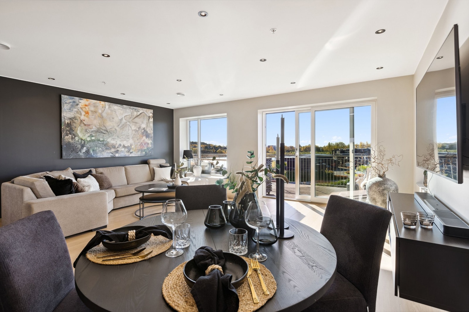 Hele boligen har en tidsriktig fargepalett Galleribilde