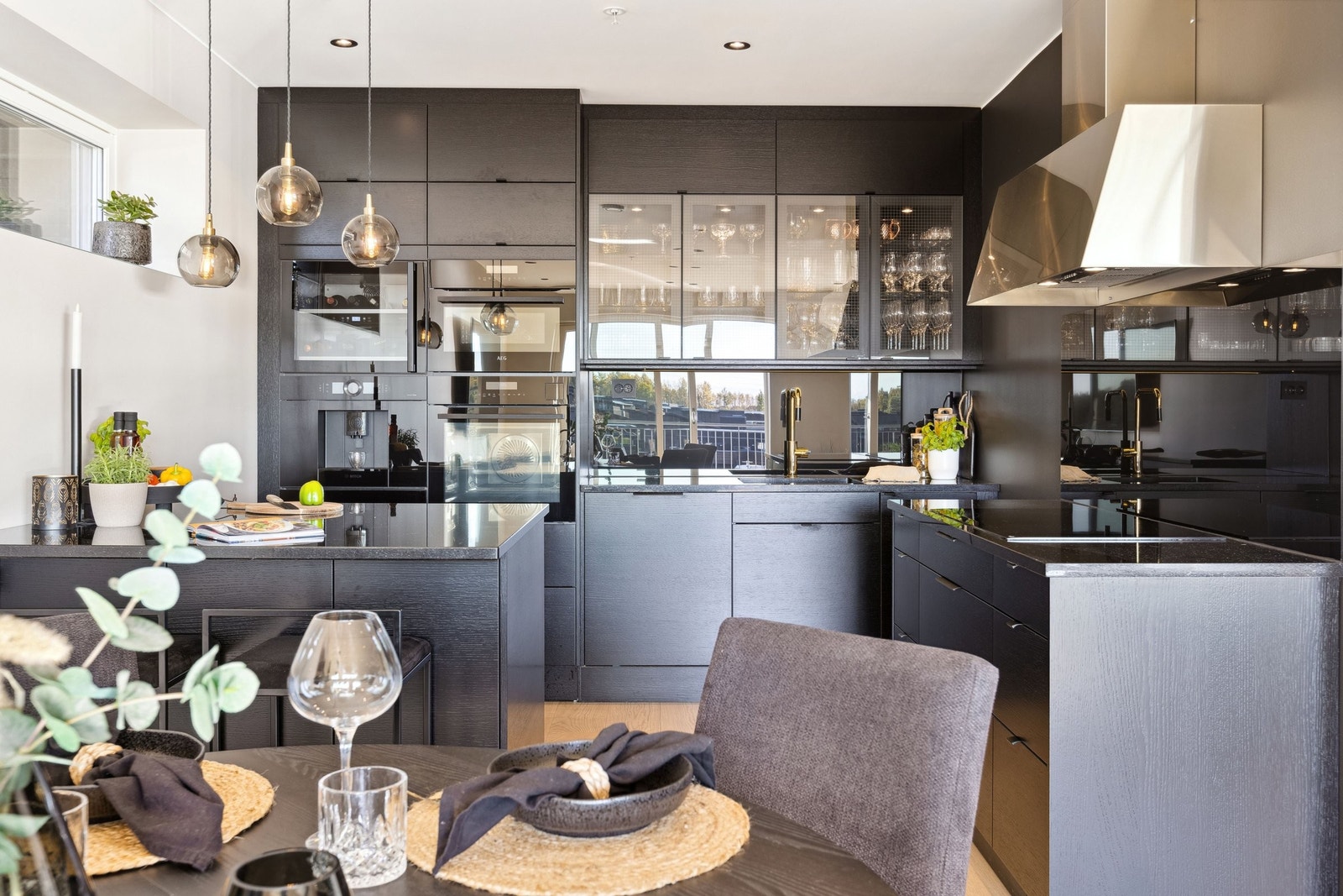 Kjøkkeninnredning fra Sigdal Kjøkken som strekker seg fra gulv til tak og har godt med plass til oppbevaring Galleribilde