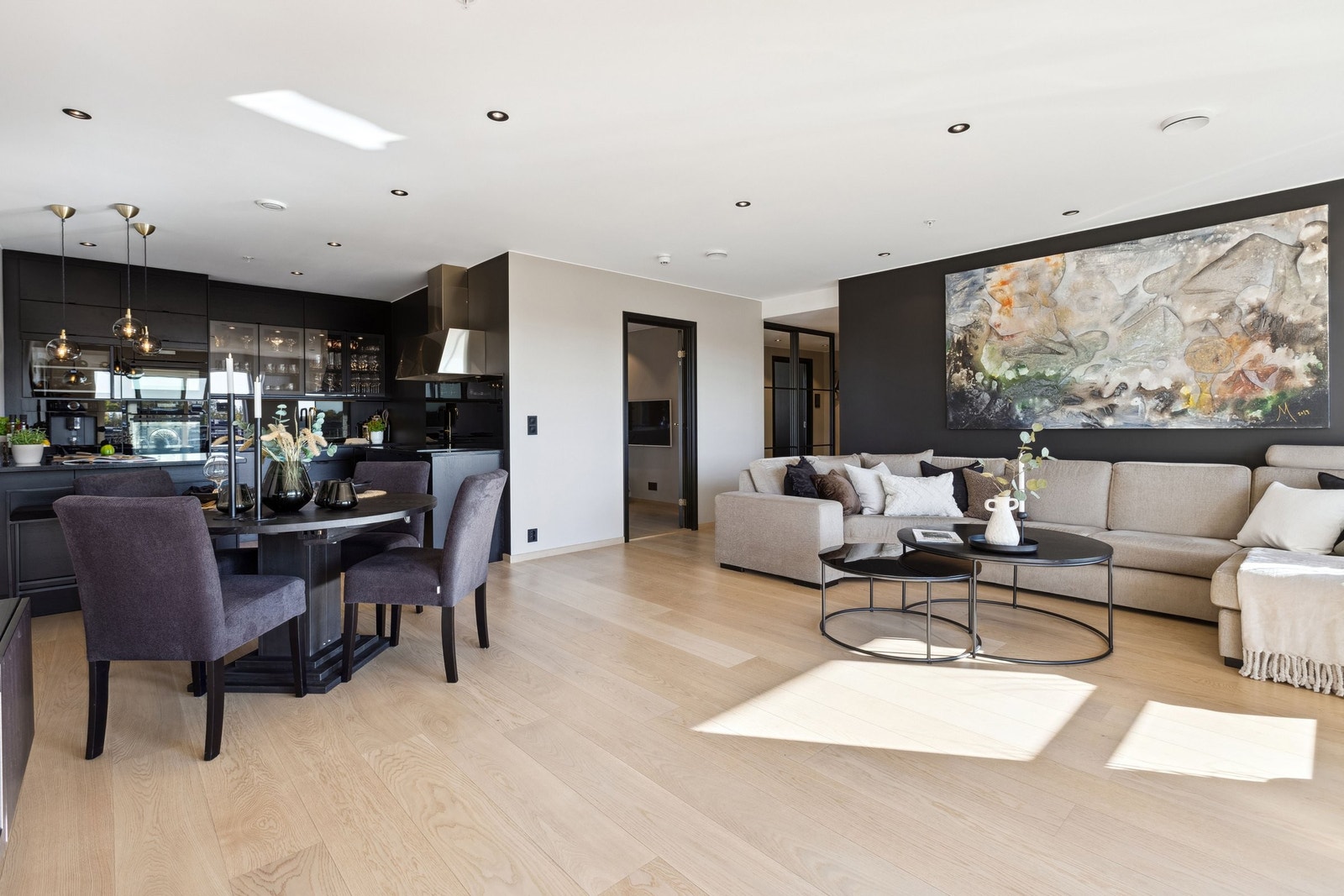 Den åpne løsningen mellom stue og kjøkken gir en romslig og sosial arena Galleribilde