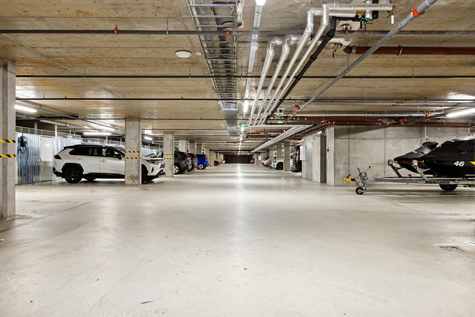 Stort felles garasjeanlegg i byggene som ligger i bakkant Galleribilde