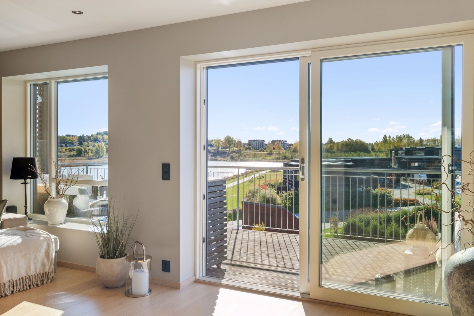 Stor skyvedør åpner opp og forener inne og uteområde Galleribilde