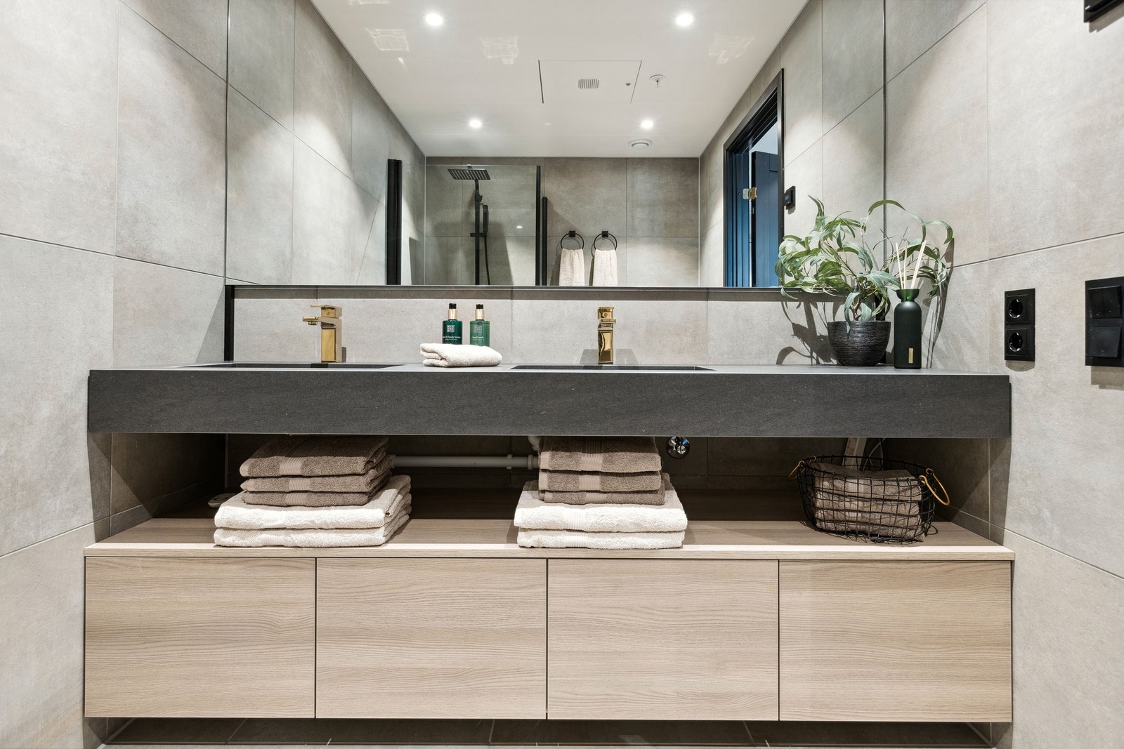 Hovedbad har spesialtilpasset innredning, her er det lett å få spafølelsen! Galleribilde