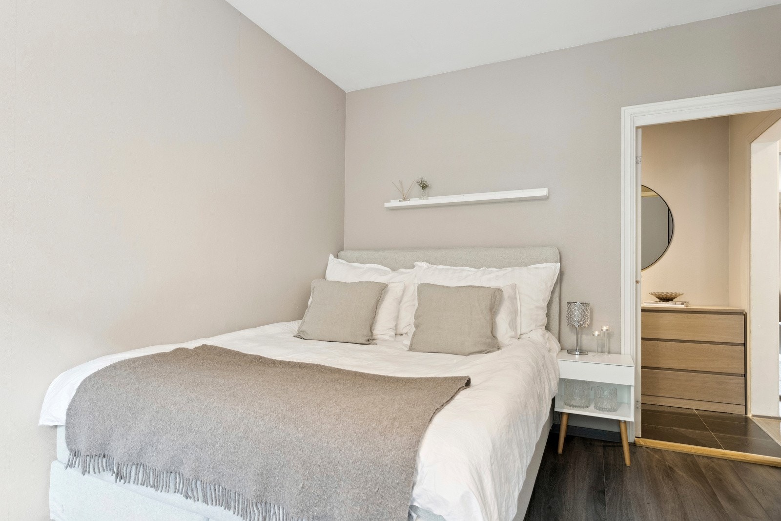 Romslig soverom på hele 12 kvm. Galleribilde